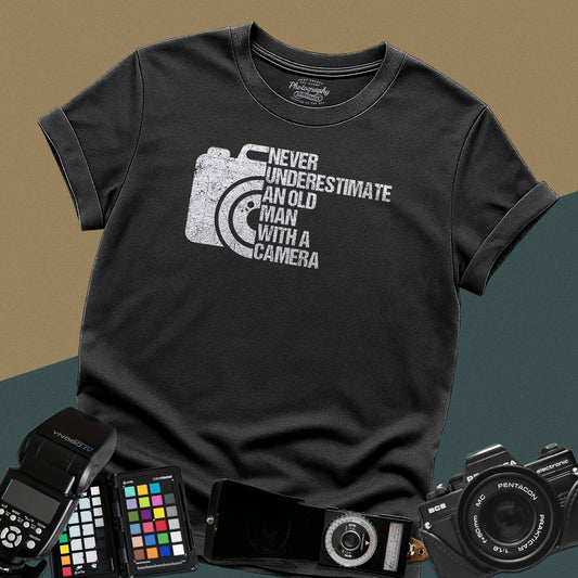 0081. Never Underestimate An Old Man With A Camera Grunge Photo Camera Unisex T-Shirt