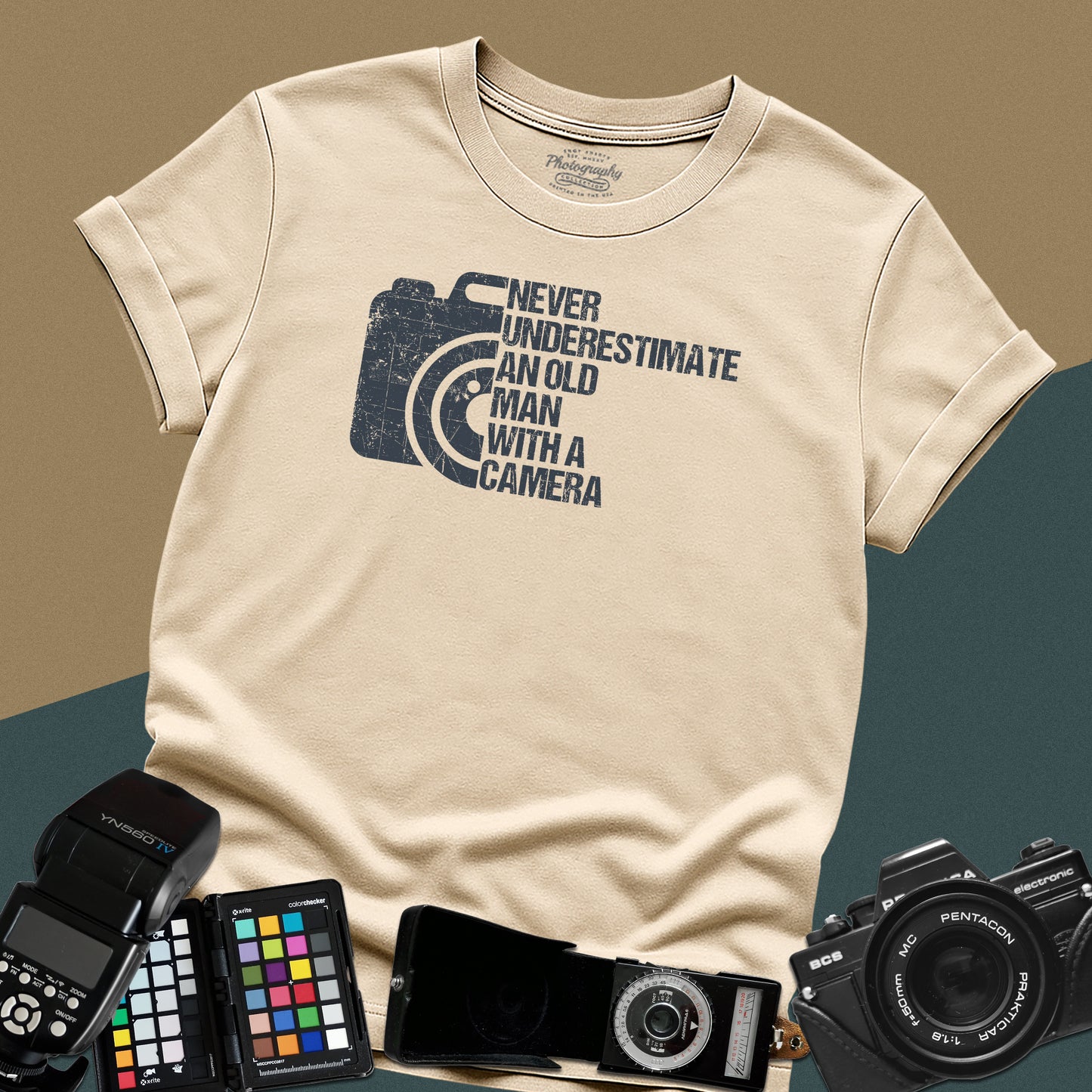 0081. Never Underestimate An Old Man With A Camera Grunge Photo Camera Unisex T-Shirt