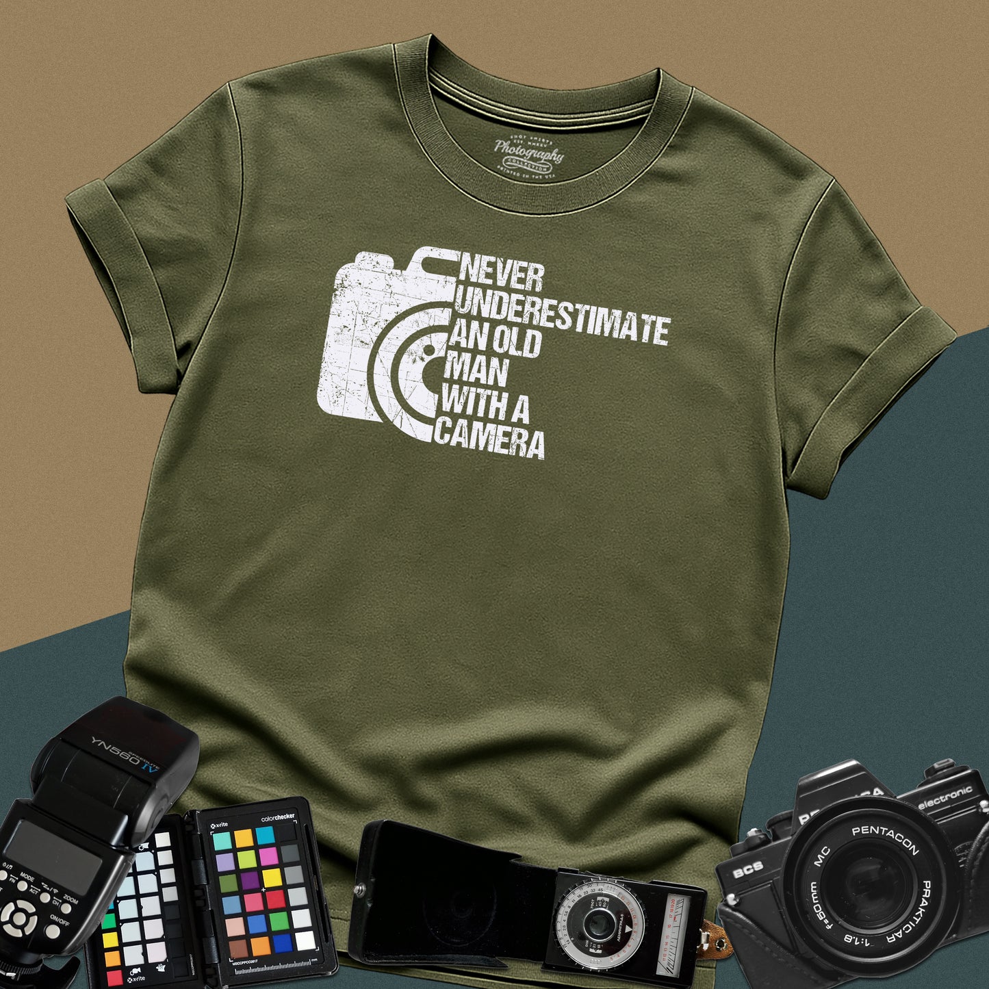 0081. Never Underestimate An Old Man With A Camera Grunge Photo Camera Unisex T-Shirt