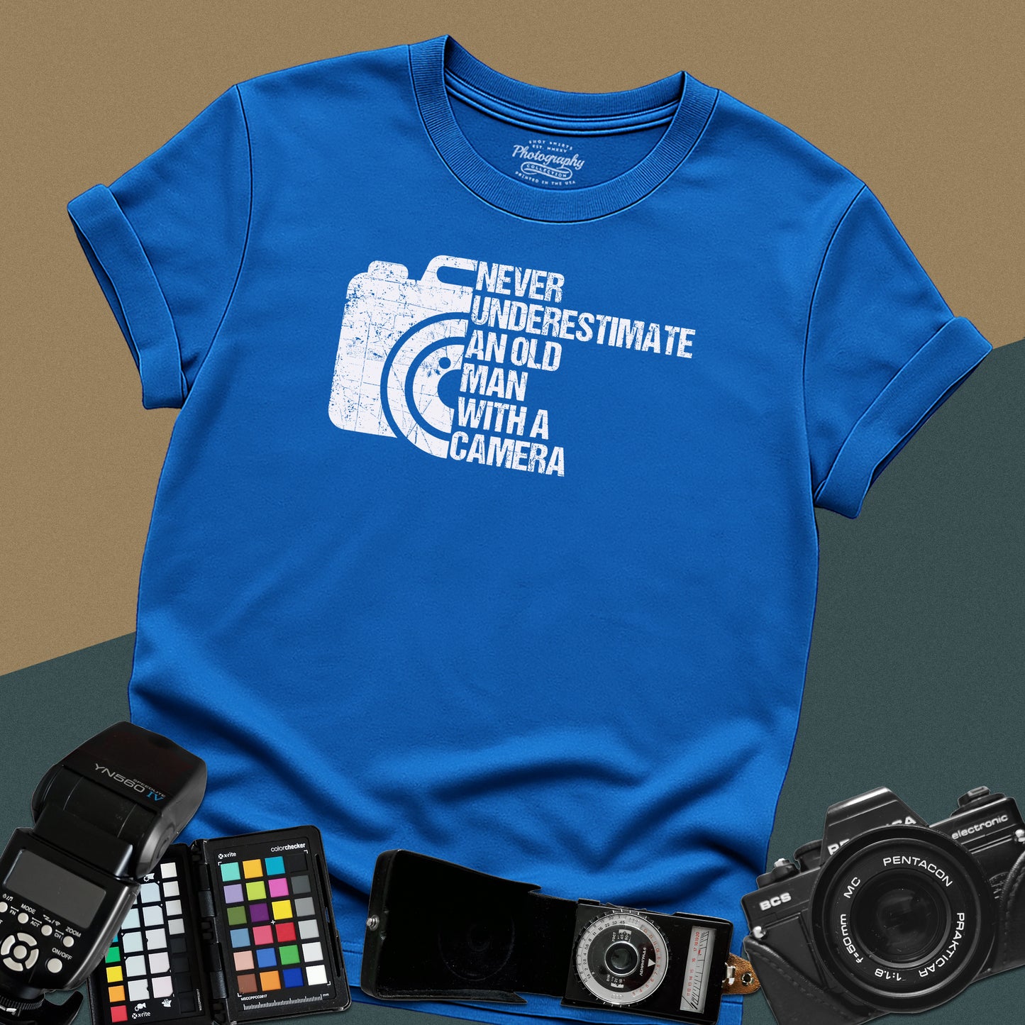 0081. Never Underestimate An Old Man With A Camera Grunge Photo Camera Unisex T-Shirt